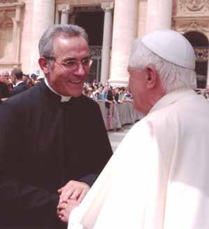 Il Papa Benedetto XVI saluta il sup. gen. Don Flavio Peloso