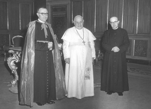 Don Giuseppe con Papa Giovanni XXIII e il fratello vescovo Angelo