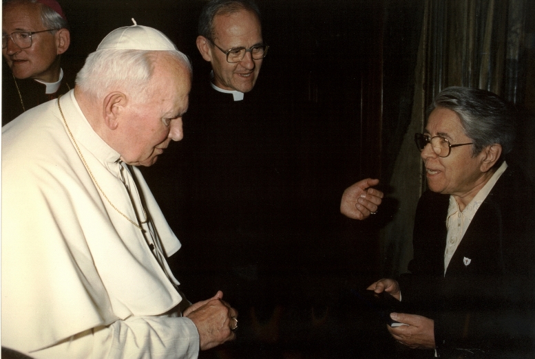 Concetta presenta al Papa la nuova Regola di vita, 1998