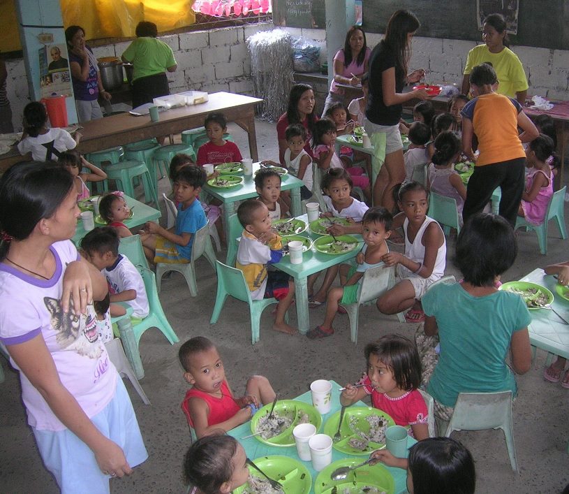 Bambini alla mensa del Feeding program