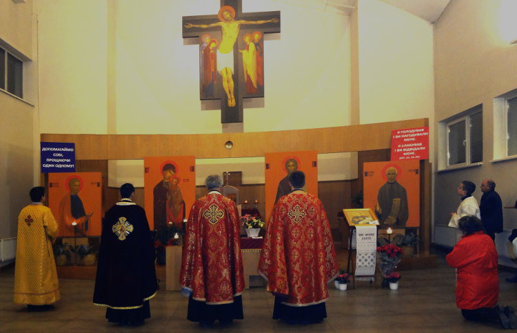 Don Fabio, Don Egidio e Don Yuriy celebrano nella chiesa di San Luigi Orione
