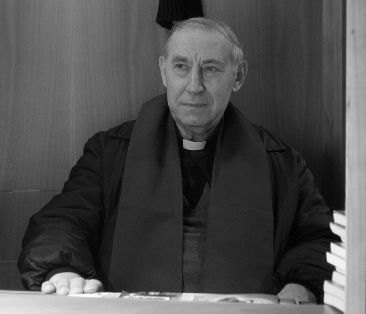 Don Adamo nel suo confessionale in Santuario