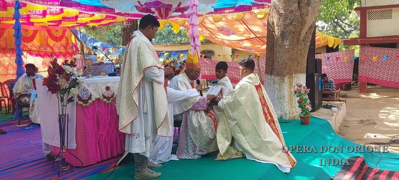 INDIA: L'ORDINAZIONE SACERDOTALE DI P. ARVIND XAXA -  23151