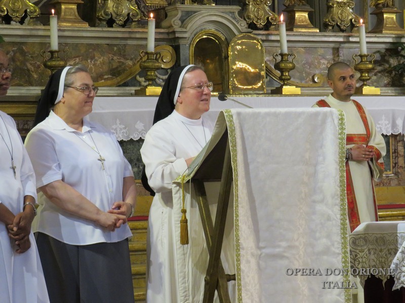 ROMA: LA FAMIGLIA CARISMATICA ORIONINA IN PREGHIERA ALL'ALTARE DI SAN LUIGI -  23259