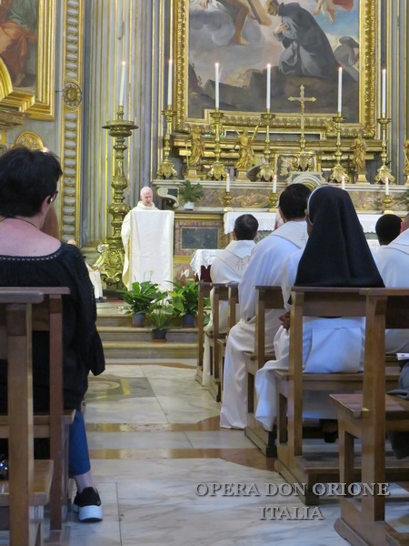 ROMA: LA FAMIGLIA CARISMATICA ORIONINA IN PREGHIERA ALL'ALTARE DI SAN LUIGI -  23263