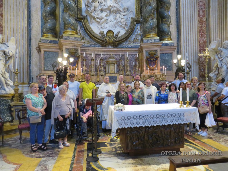ROMA: LA FAMIGLIA CARISMATICA ORIONINA IN PREGHIERA ALL'ALTARE DI SAN LUIGI -  23268