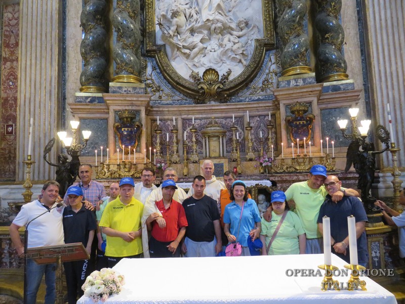 ROMA: LA FAMIGLIA CARISMATICA ORIONINA IN PREGHIERA ALL'ALTARE DI SAN LUIGI -  23270