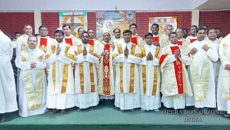 INDIA: L'ORDINAZIONE DIACONALE DI JOHN DAISTON -  23315