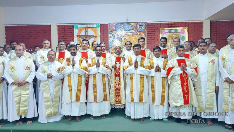 INDIA: L'ORDINAZIONE DIACONALE DI JOHN DAISTON -  23316