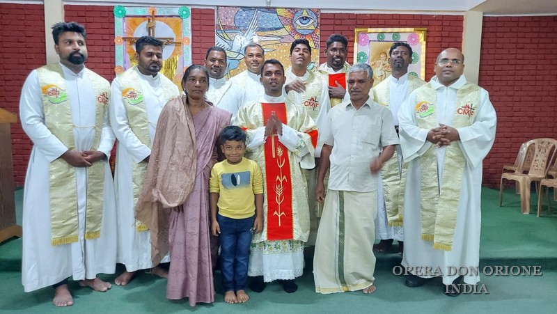 INDIA: L'ORDINAZIONE DIACONALE DI JOHN DAISTON -  23323