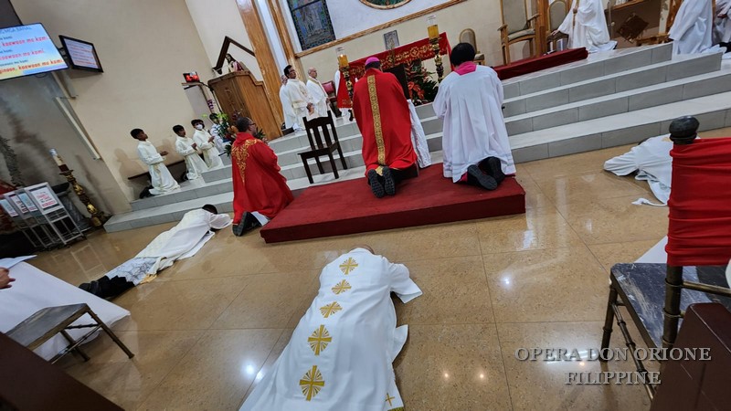 FILIPPINE: A PAYATAS L'ORDINAZIONE PRESBITERALE DI 3 DIACONI -  23443