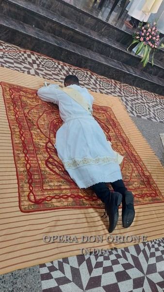 India: L'ordinazione sacerdotale di P. John Daiston -  23928