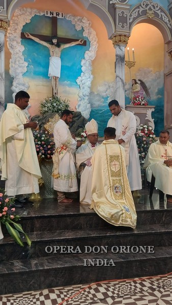 India: L'ordinazione sacerdotale di P. John Daiston -  23929