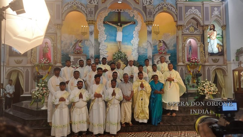 India: L'ordinazione sacerdotale di P. John Daiston -  23931