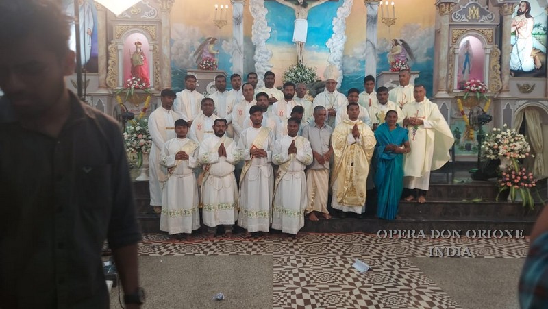 India: L'ordinazione sacerdotale di P. John Daiston -  23934
