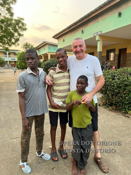 Costa D'Avorio: Un bagno di umiltà e di spiritualità -  24015