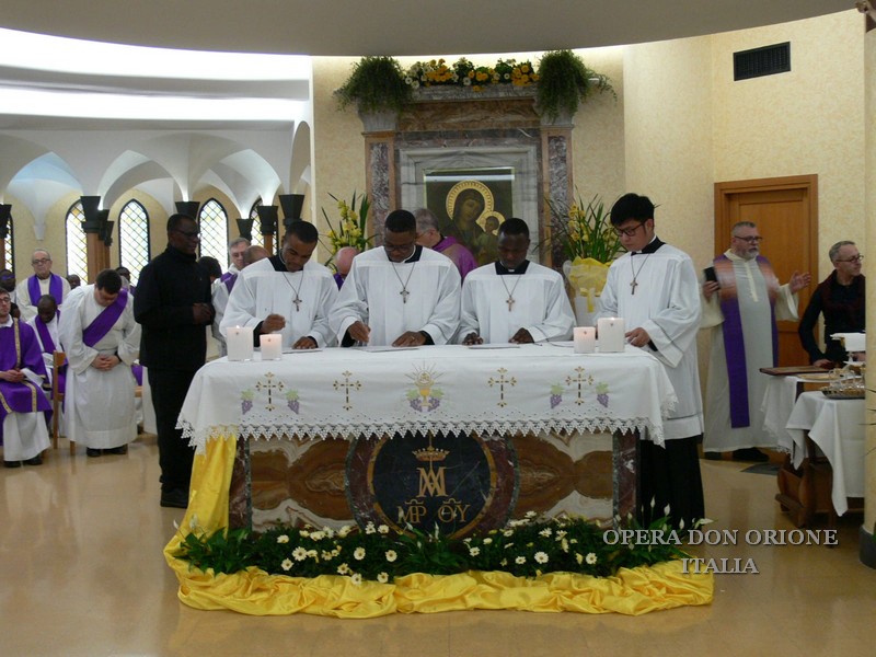 Roma: Nella parrocchia Mater Dei la Professione perpetua di 4 chierici -  24089