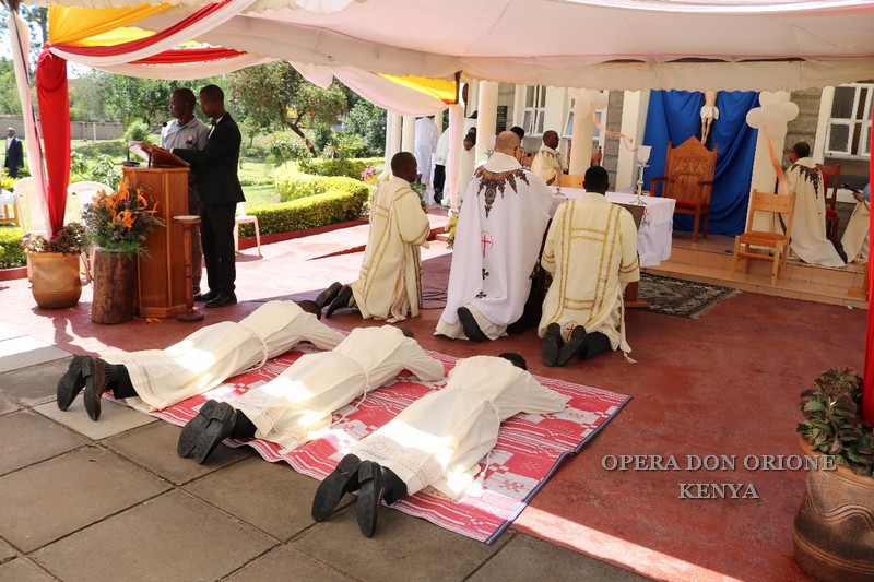 Kenya: A Nairobi la Professione perpetua di tre chierici  -  24094