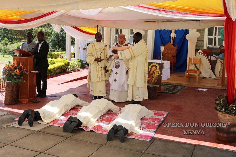 Kenya: A Nairobi la Professione perpetua di tre chierici  -  24101