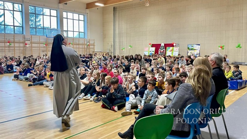 Polonia: A Zduńska Wola la Scuola Primaria ricorda il suo patrono, San Luigi Orione.  -  24164