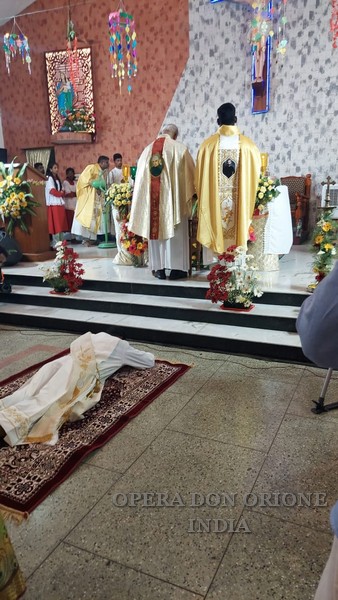 India: L'ordinazione sacerdotale del diacono Michel Raj Moyisan -  24612