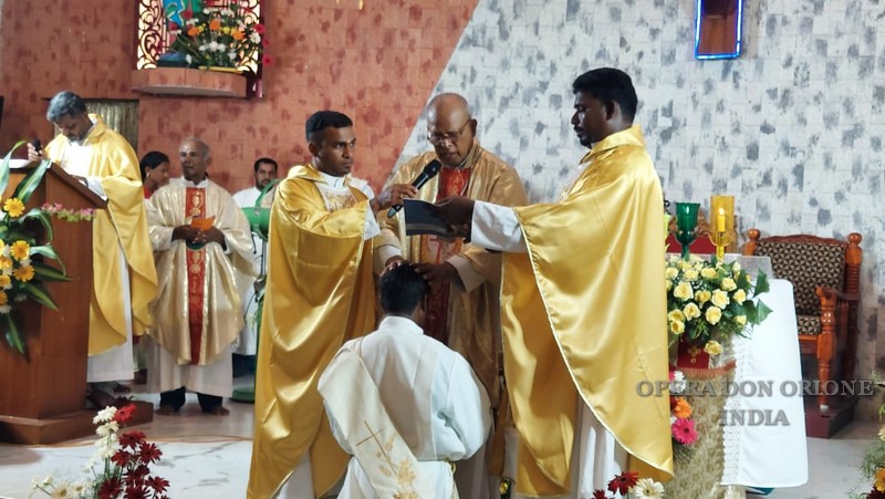 India: L'ordinazione sacerdotale del diacono Michel Raj Moyisan -  24613