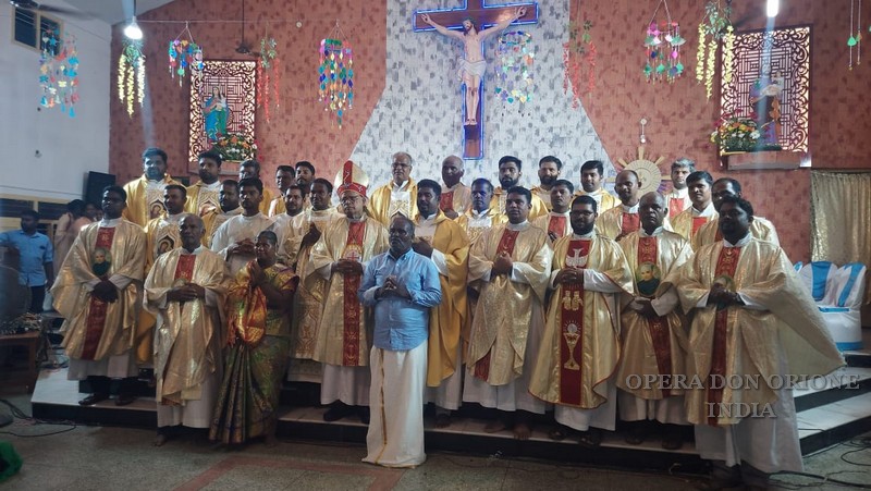 India: L'ordinazione sacerdotale del diacono Michel Raj Moyisan -  24616