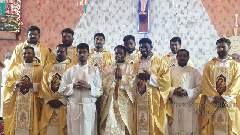 India: L'ordinazione sacerdotale del diacono Michel Raj Moyisan -  24617