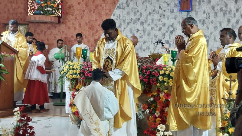 India: L'ordinazione sacerdotale del diacono Michel Raj Moyisan -  24618
