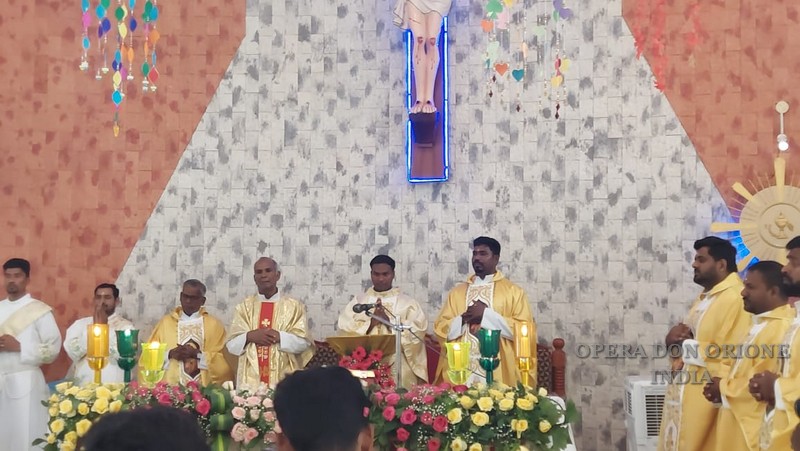 India: L'ordinazione sacerdotale del diacono Michel Raj Moyisan -  24621