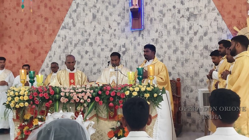 India: L'ordinazione sacerdotale del diacono Michel Raj Moyisan -  24622