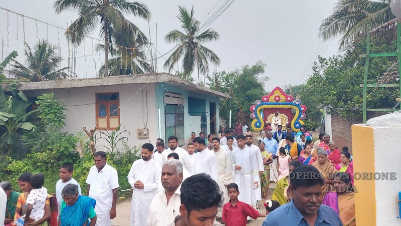 India: L'ordinazione sacerdotale del diacono Michel Raj Moyisan -  24625