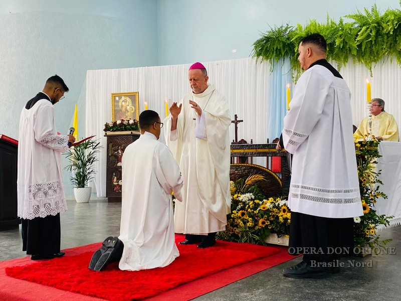Brasile Nord: A Buritis, l'ordinazione diaconale del chierico Diego De Lima Dias -  24983