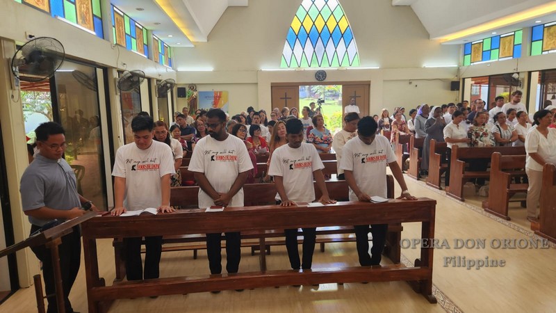 Filippine: La prima professione di otto religiosi delle tre nuove Delegazioni -  25087