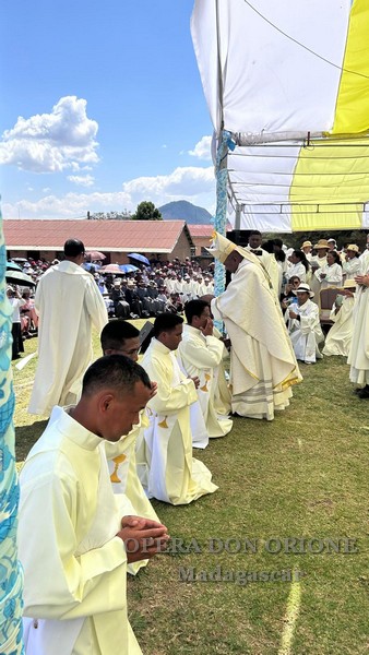 5 nuovi sacerdoti nella Delegazione Maria Regina del Madagascar  -  25449
