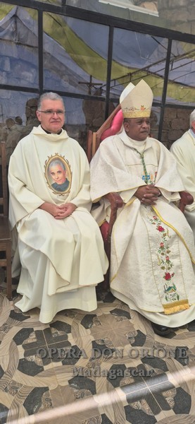 5 nuovi sacerdoti nella Delegazione Maria Regina del Madagascar  -  25453