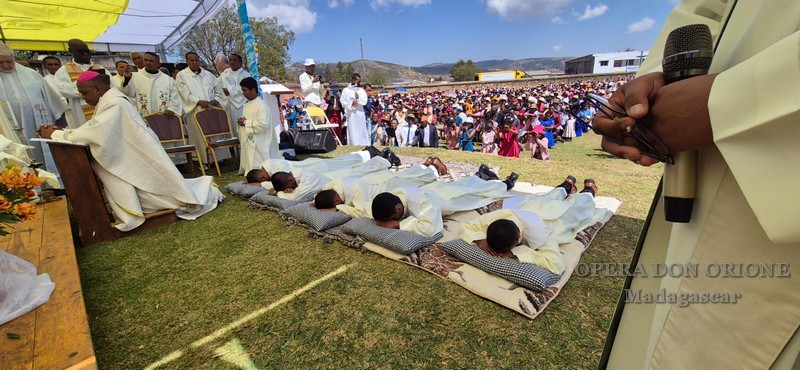5 nuovi sacerdoti nella Delegazione Maria Regina del Madagascar  -  25454