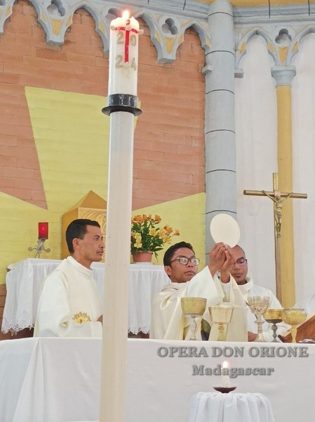 5 nuovi sacerdoti nella Delegazione Maria Regina del Madagascar  -  25458