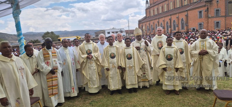 5 nuovi sacerdoti nella Delegazione Maria Regina del Madagascar  -  25459