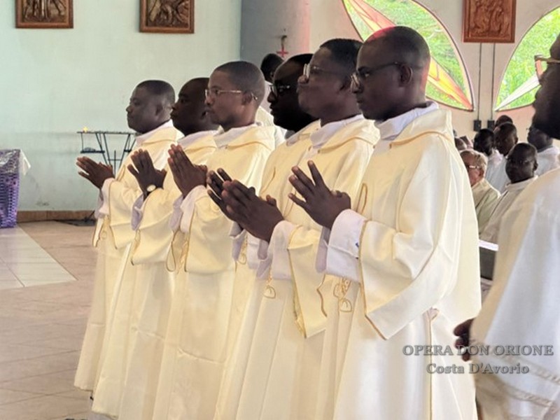 Costa D'Avorio: Ordinazioni diaconali nel Santuario “Notre Dame de la Garde” di Bonoua -  26029