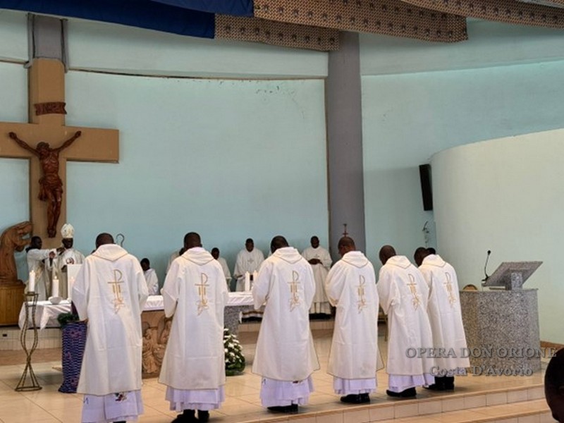 Costa D'Avorio: Ordinazioni diaconali nel Santuario “Notre Dame de la Garde” di Bonoua -  26031