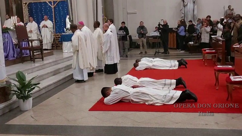 Nella parrocchia di Ognissanti in Roma l'ordinazione diaconale di quattro chierici  -  26035
