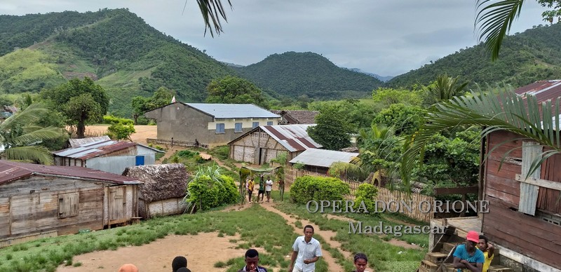 Madagascar: Visita alla cappella San Luigi Orione di Ambarabaha nella regione Sava  -  26068