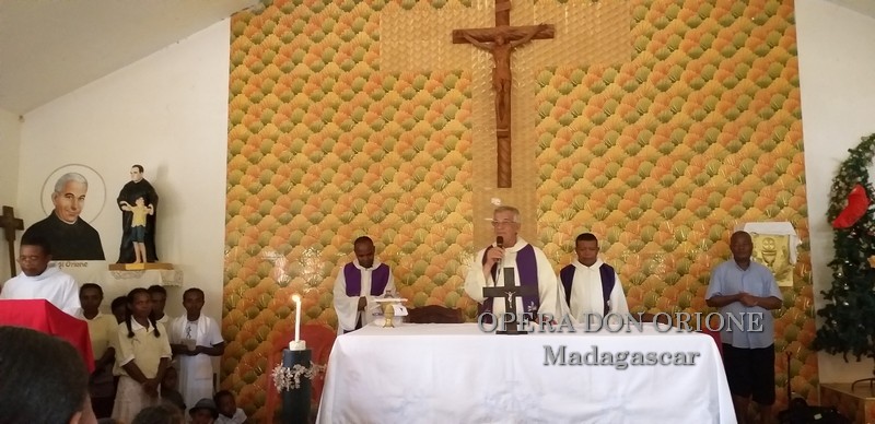 Madagascar: Visita alla cappella San Luigi Orione di Ambarabaha nella regione Sava  -  26070