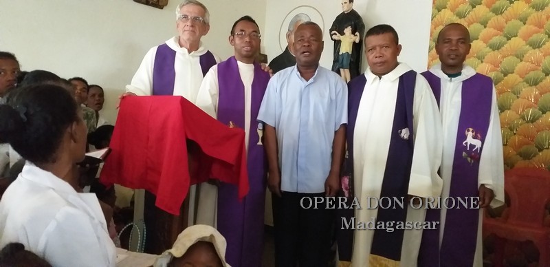 Madagascar: Visita alla cappella San Luigi Orione di Ambarabaha nella regione Sava  -  26073