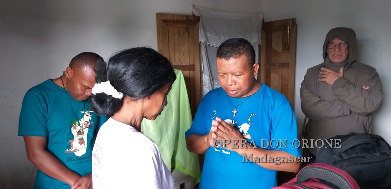Madagascar: Visita alla cappella San Luigi Orione di Ambarabaha nella regione Sava  -  26074