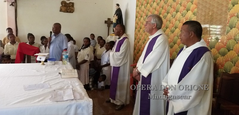 Madagascar: Visita alla cappella San Luigi Orione di Ambarabaha nella regione Sava  -  26076