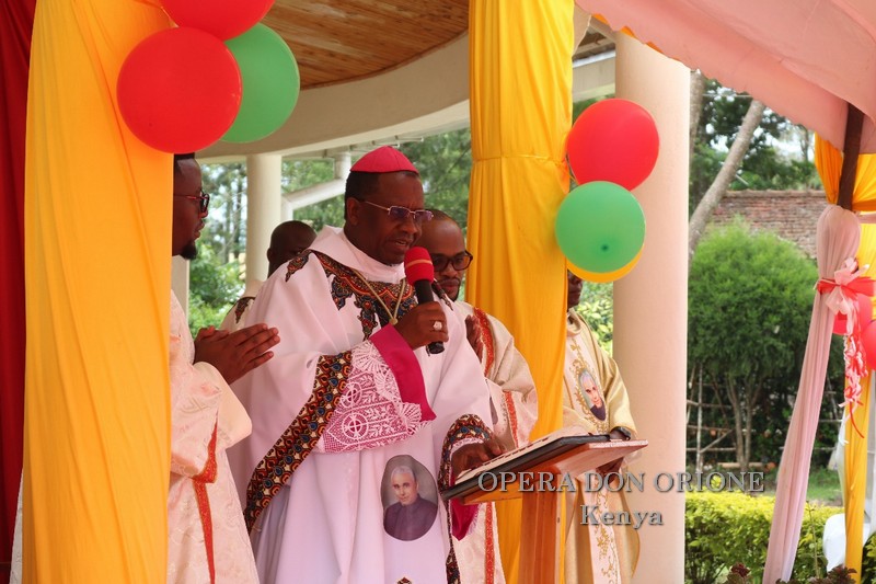 Kenya: A Nairobi l'ordinazione diaconale di due chierici -  26103