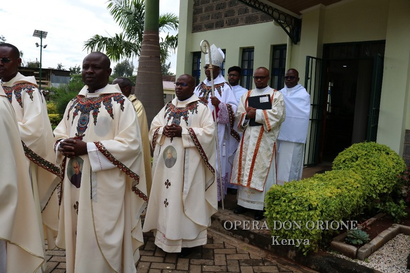 Kenya: A Nairobi l'ordinazione diaconale di due chierici -  26104