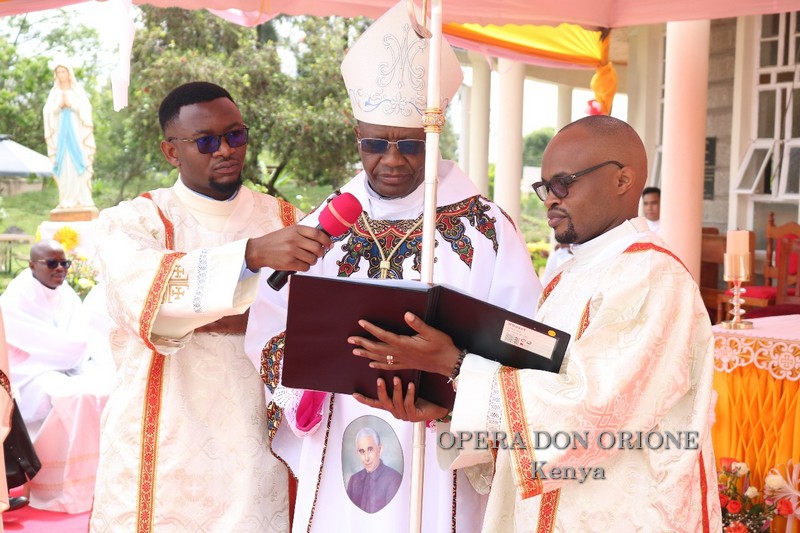 Kenya: A Nairobi l'ordinazione diaconale di due chierici -  26105